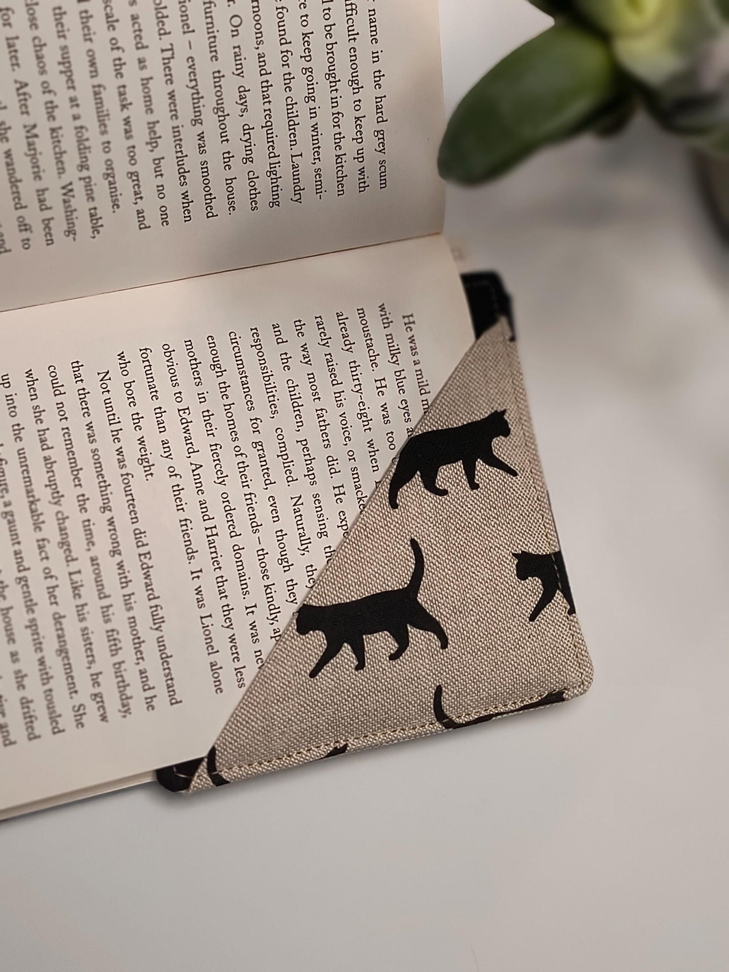 Black Cat Silhouette Corner Bookmark: Book Lover Gift