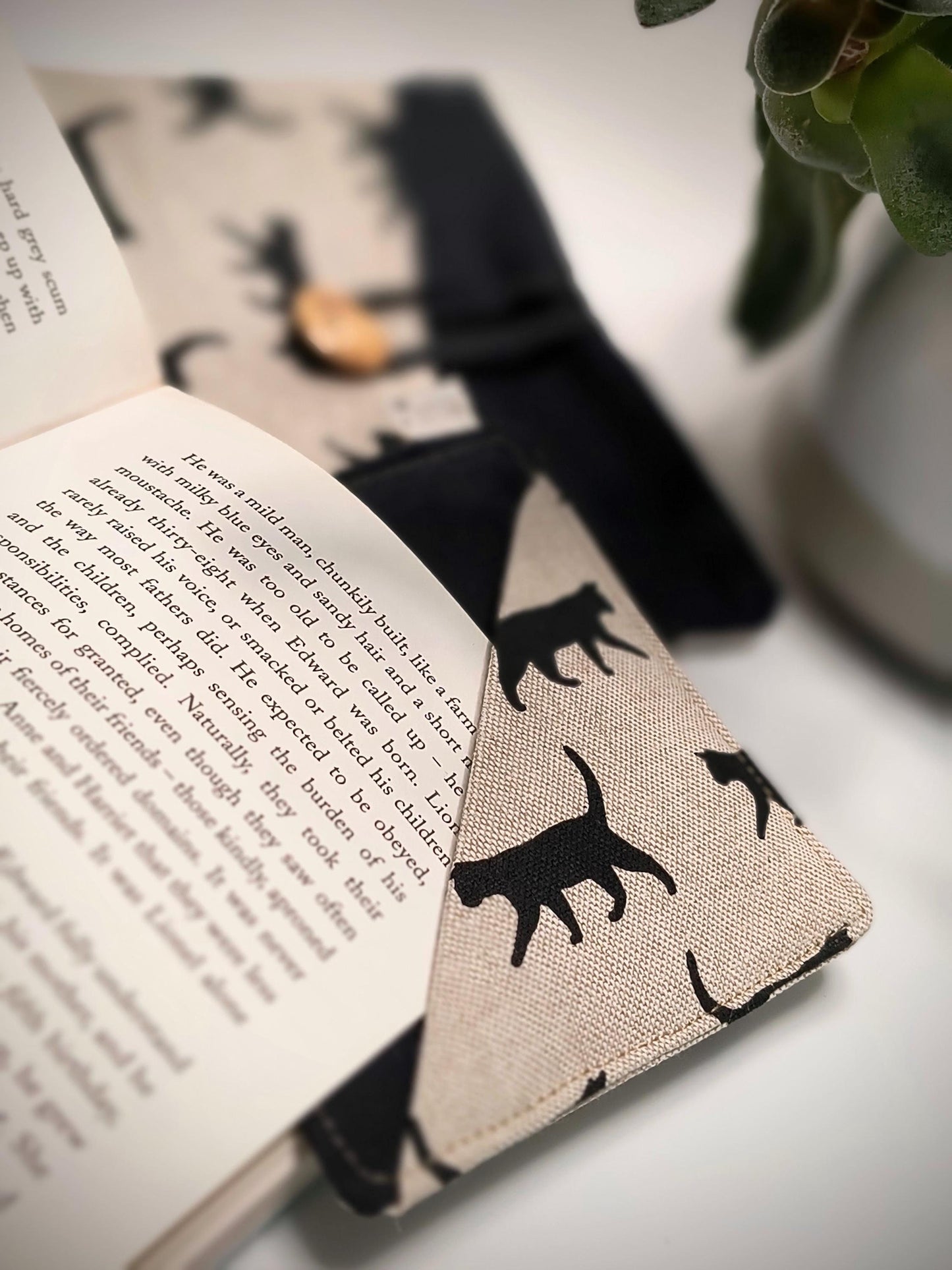 Black Cat Silhouette Corner Bookmark: Book Lover Gift