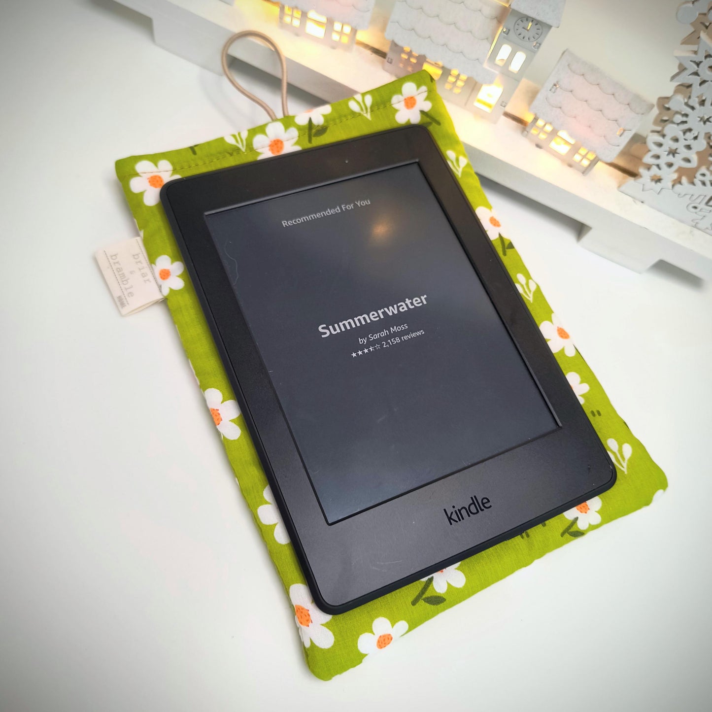 Daisy Print Kindle Paperwhite Sleeve: Bookish Reader Gift