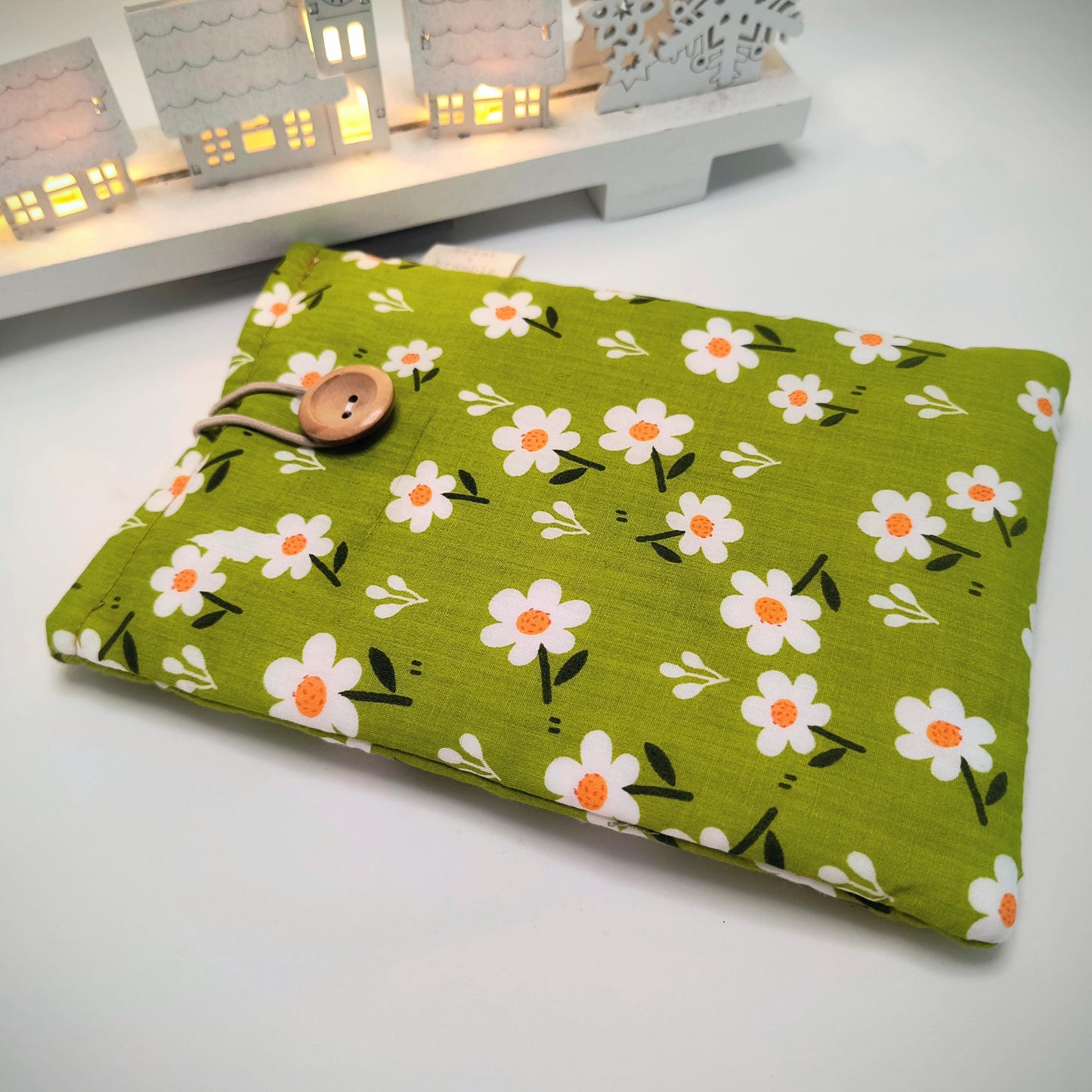 Daisy Print Kindle Paperwhite Sleeve: Bookish Reader Gift
