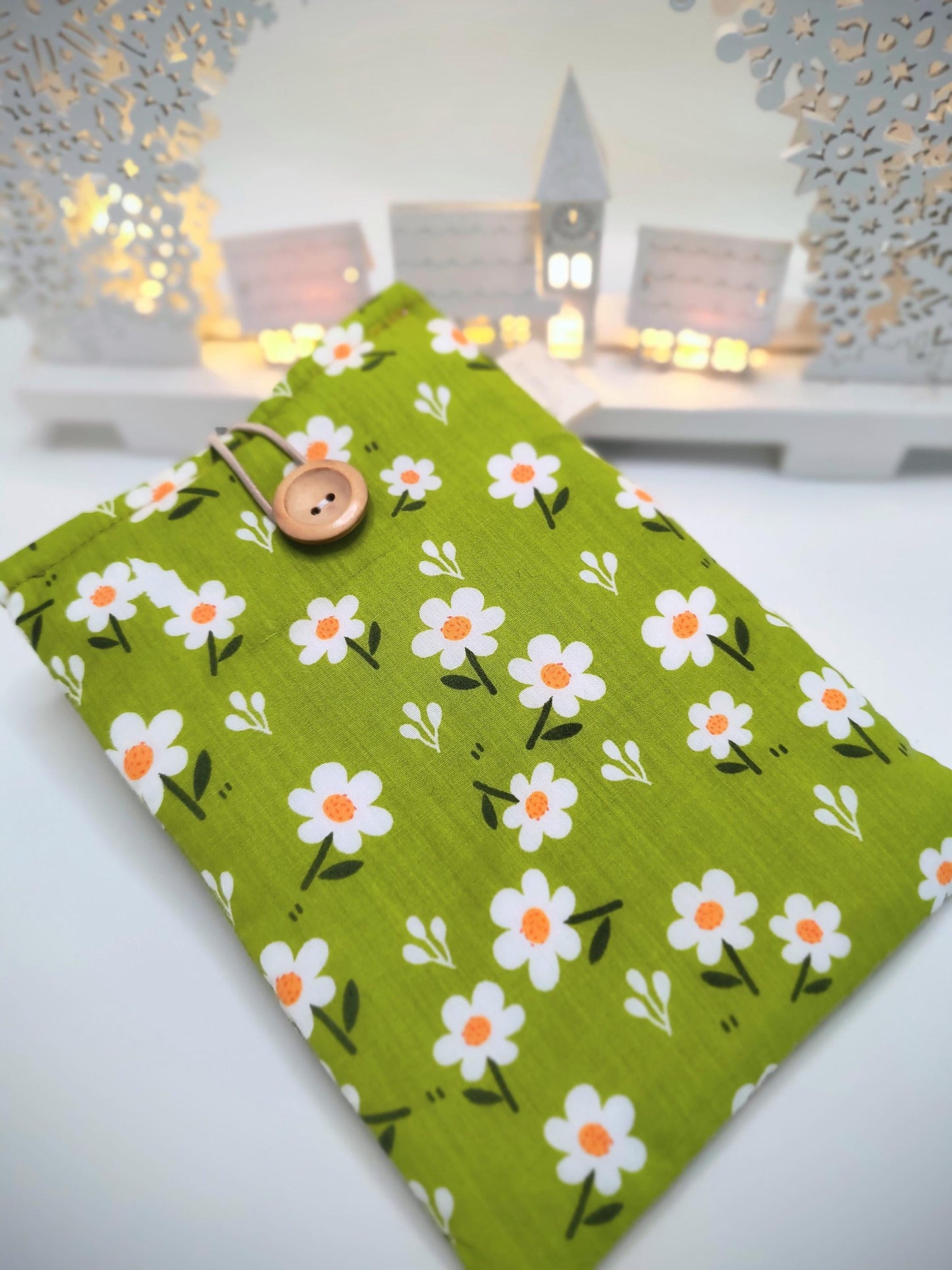 Daisy Print Kindle Paperwhite Sleeve: Bookish Reader Gift