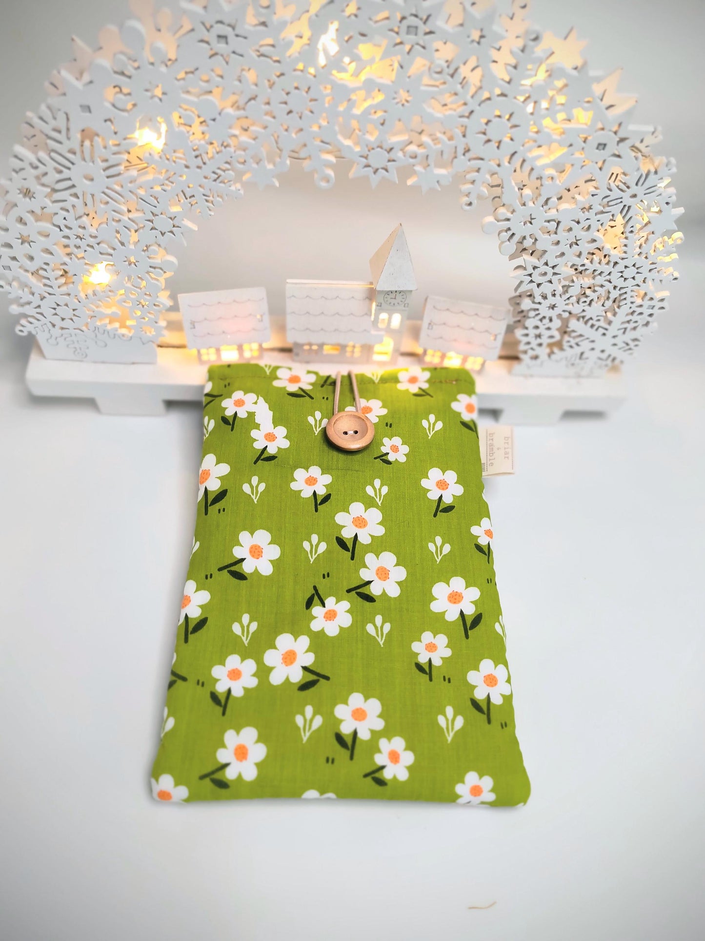 Daisy Print Kindle Paperwhite Sleeve: Bookish Reader Gift
