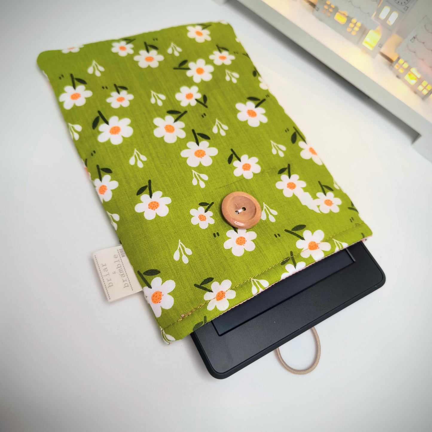 Daisy Print Kindle Paperwhite Sleeve: Bookish Reader Gift