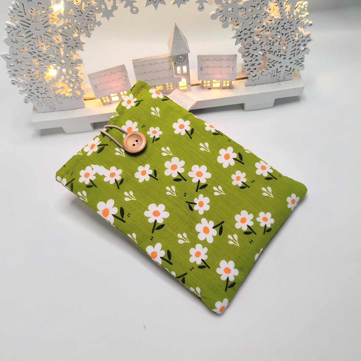 Daisy Print Kindle Paperwhite Sleeve: Bookish Reader Gift