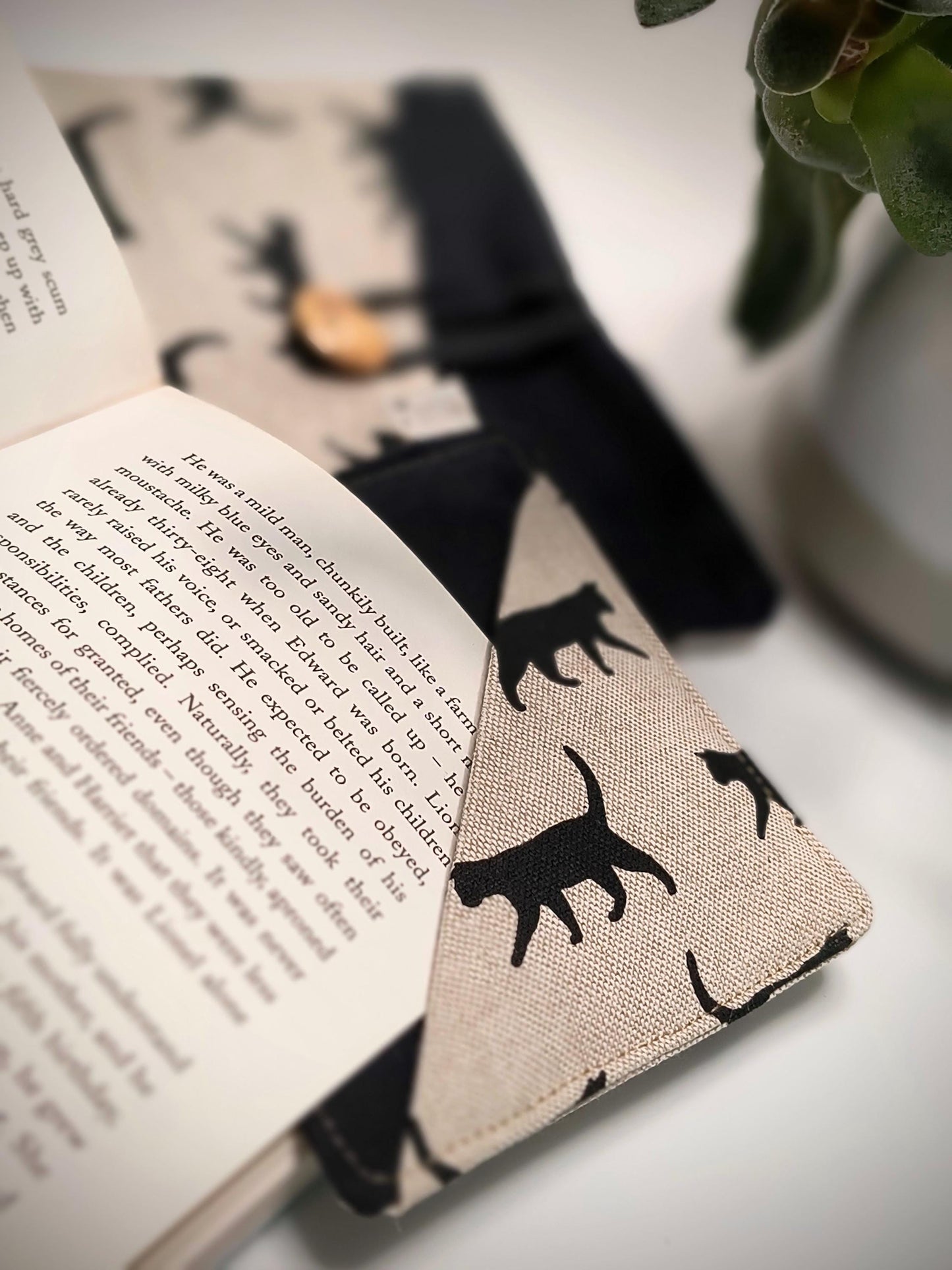 Black Cat Silhouette Corner Bookmark: Book Lover Gift