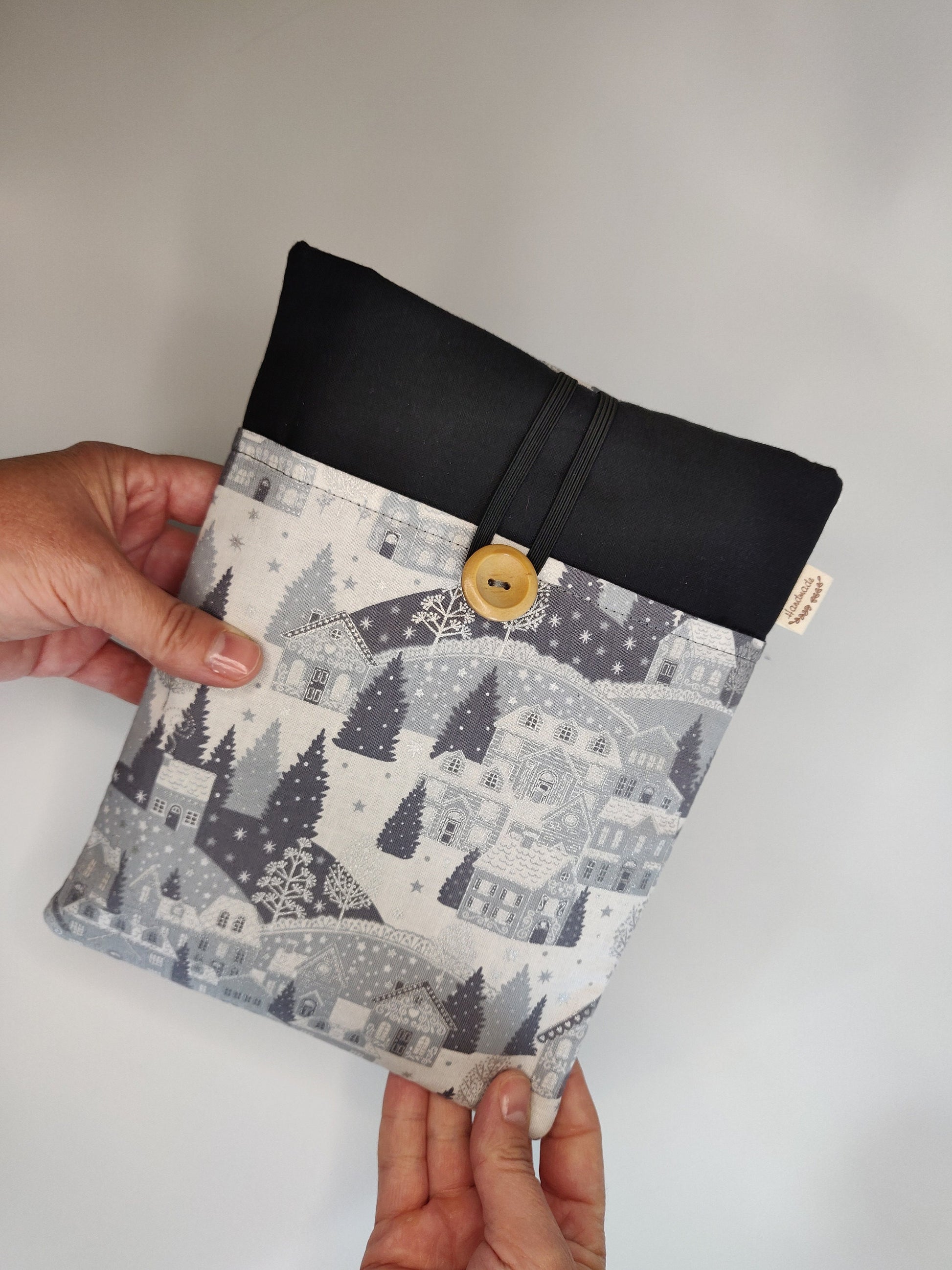 Scandi Christmas Book Sleeve: Padded Winter Village eReader Case
