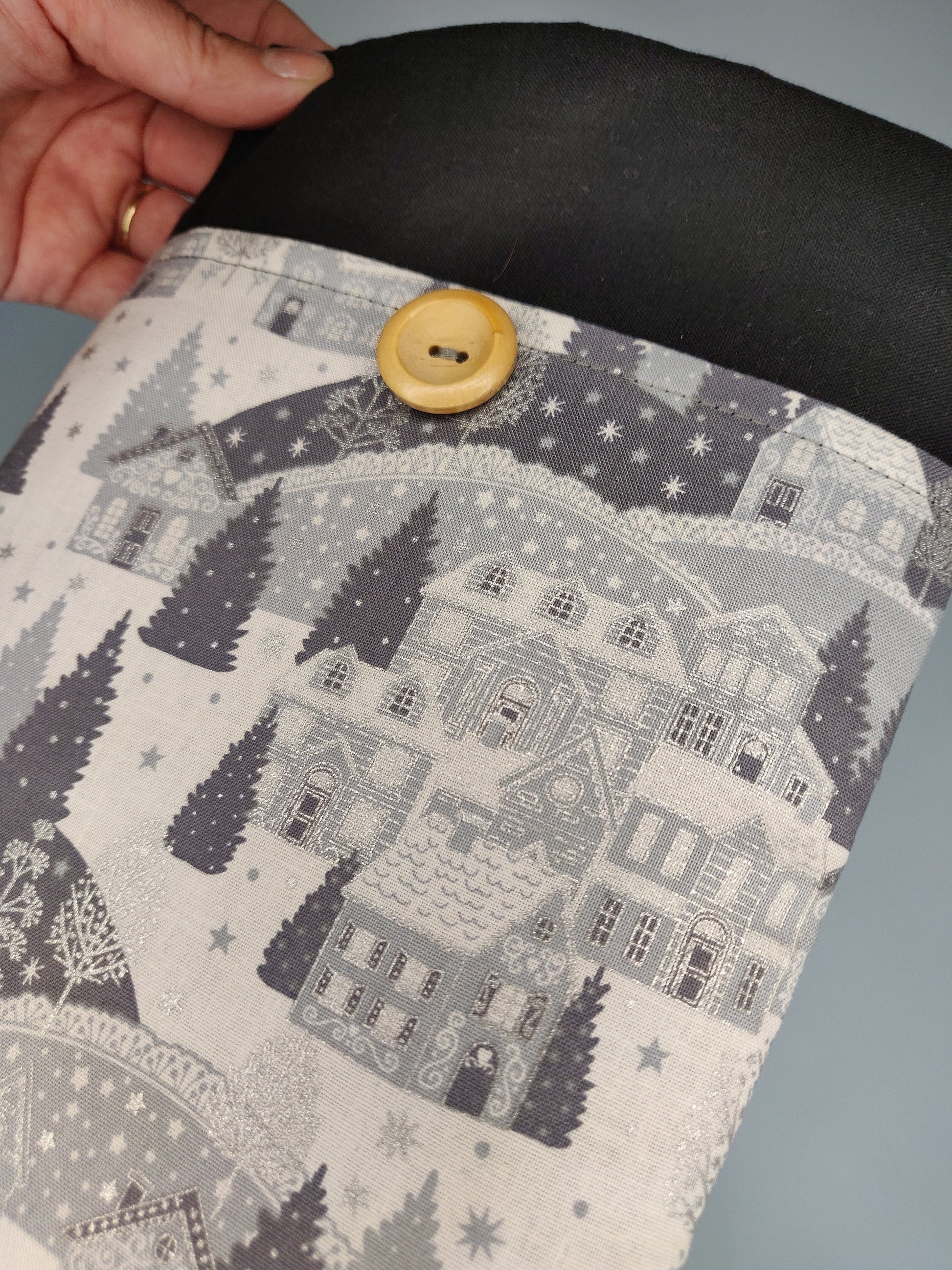 Scandi Christmas Book Sleeve: Padded Winter Village eReader Case