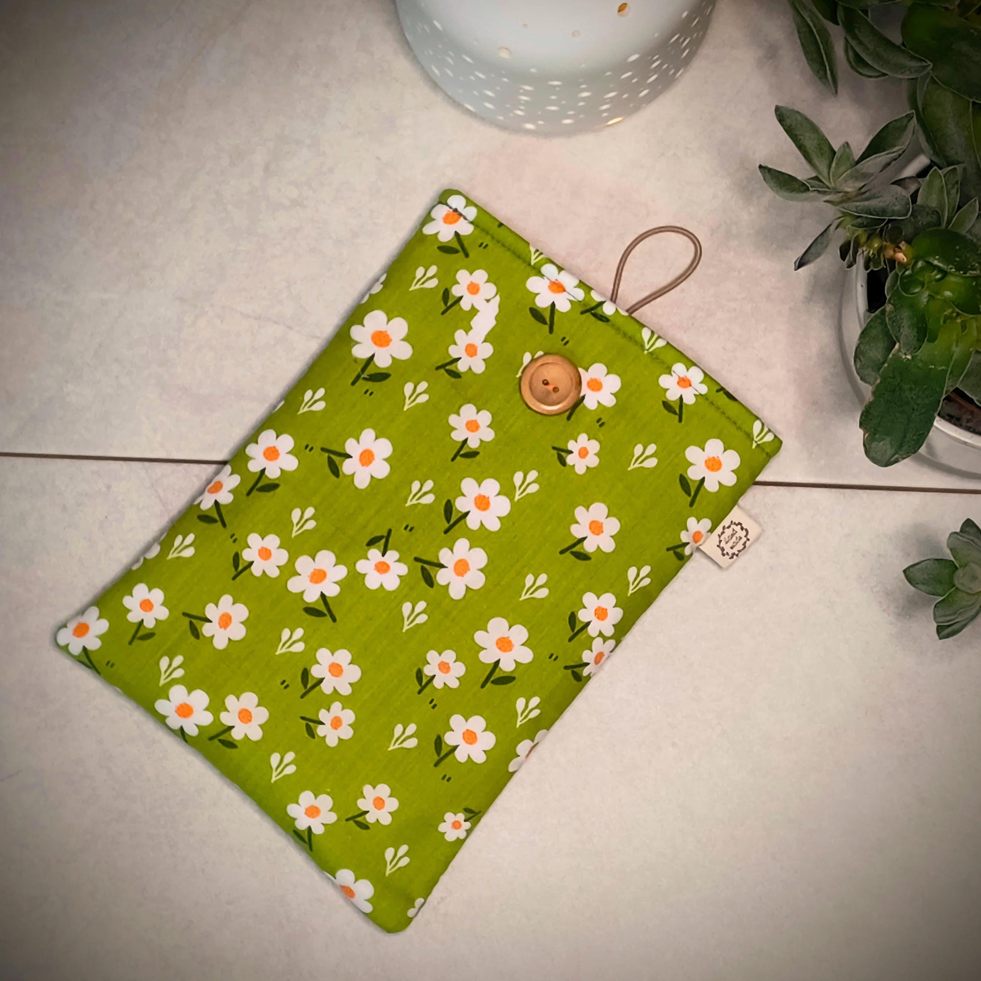 Daisy Print Padded Book Sleeve: Green Floral Cotton eReader Case
