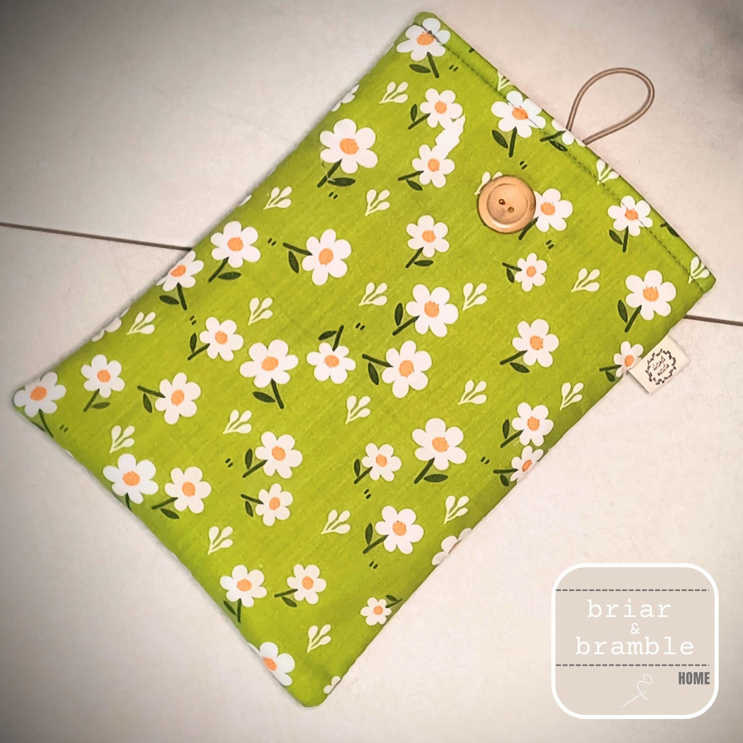 Daisy Print Padded Book Sleeve: Green Floral Cotton eReader Case