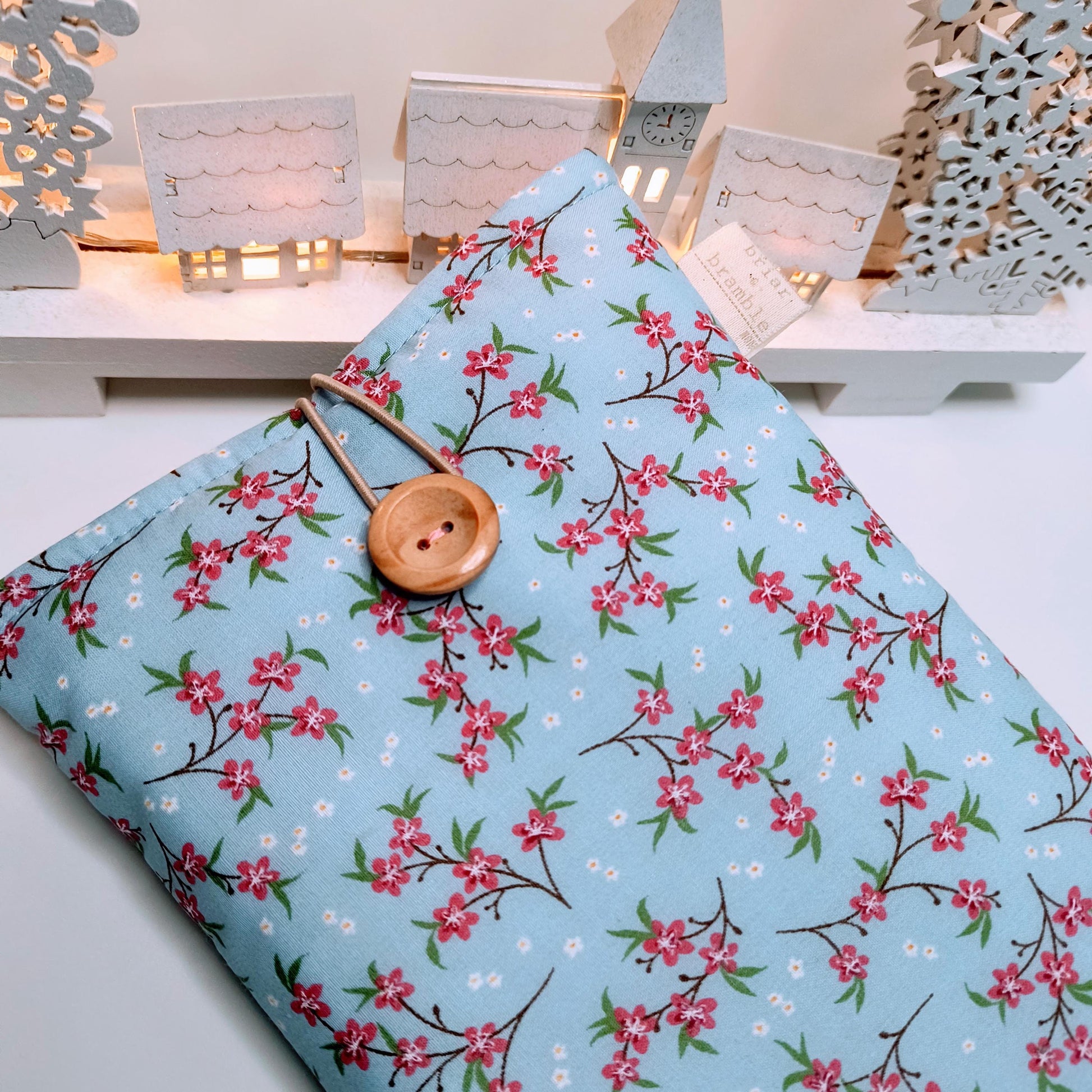 Floral Book Sleeve: Blue Daisy Padded eReader Case