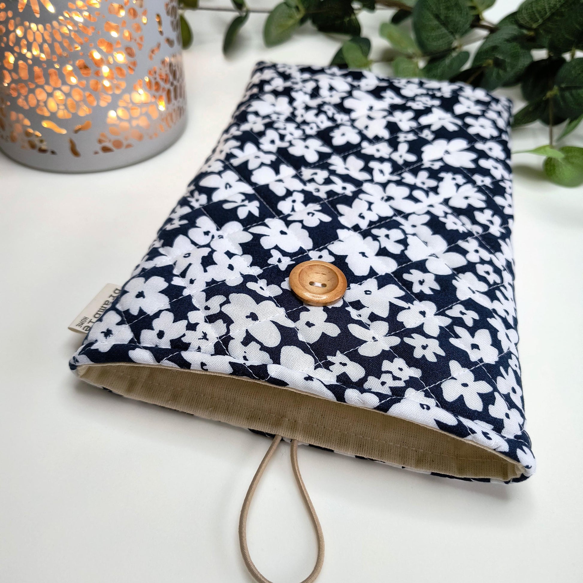 Quilted Book Sleeve: Navy Daisy Print Kindle Cover