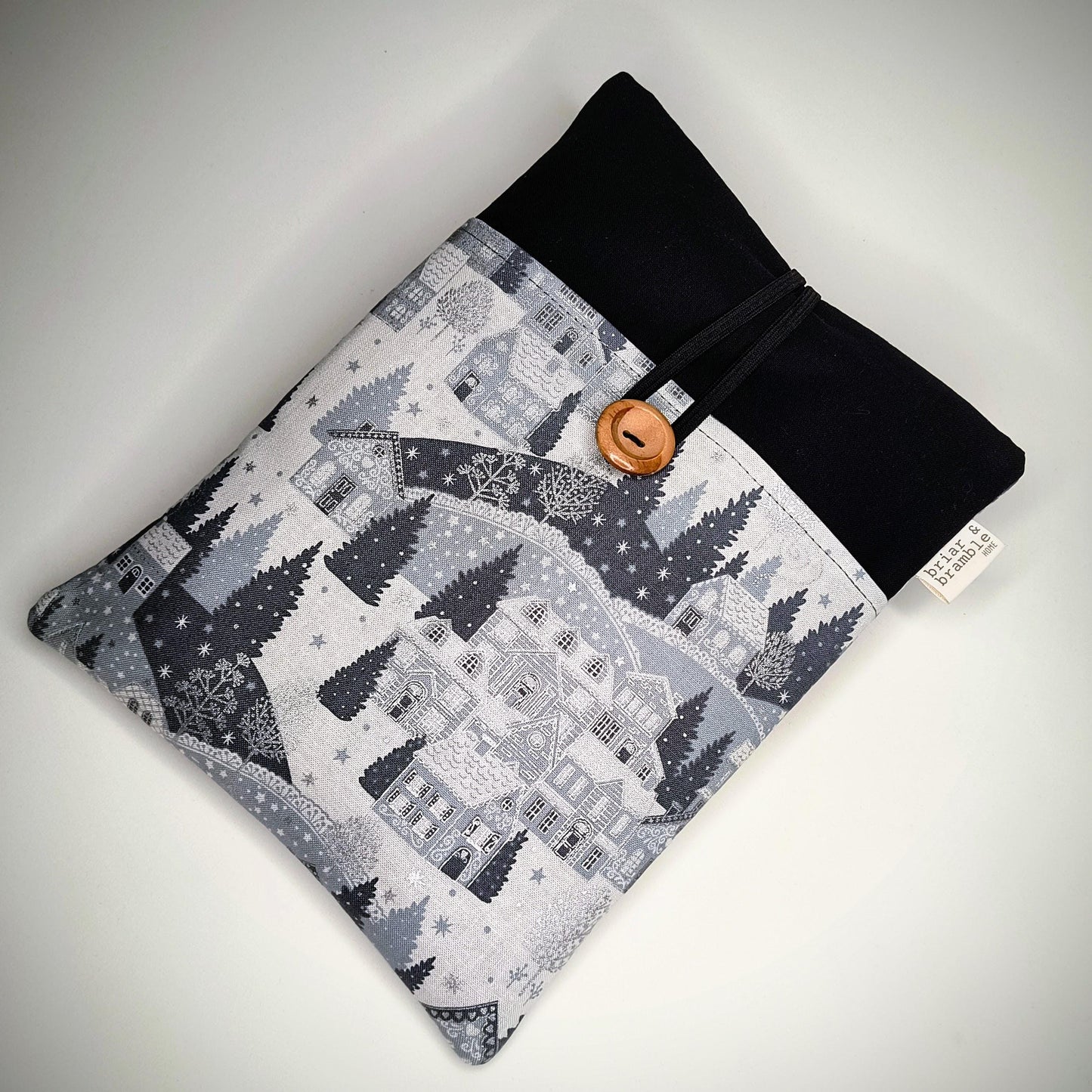 Scandi Christmas Book Sleeve: Padded Winter Village eReader Case