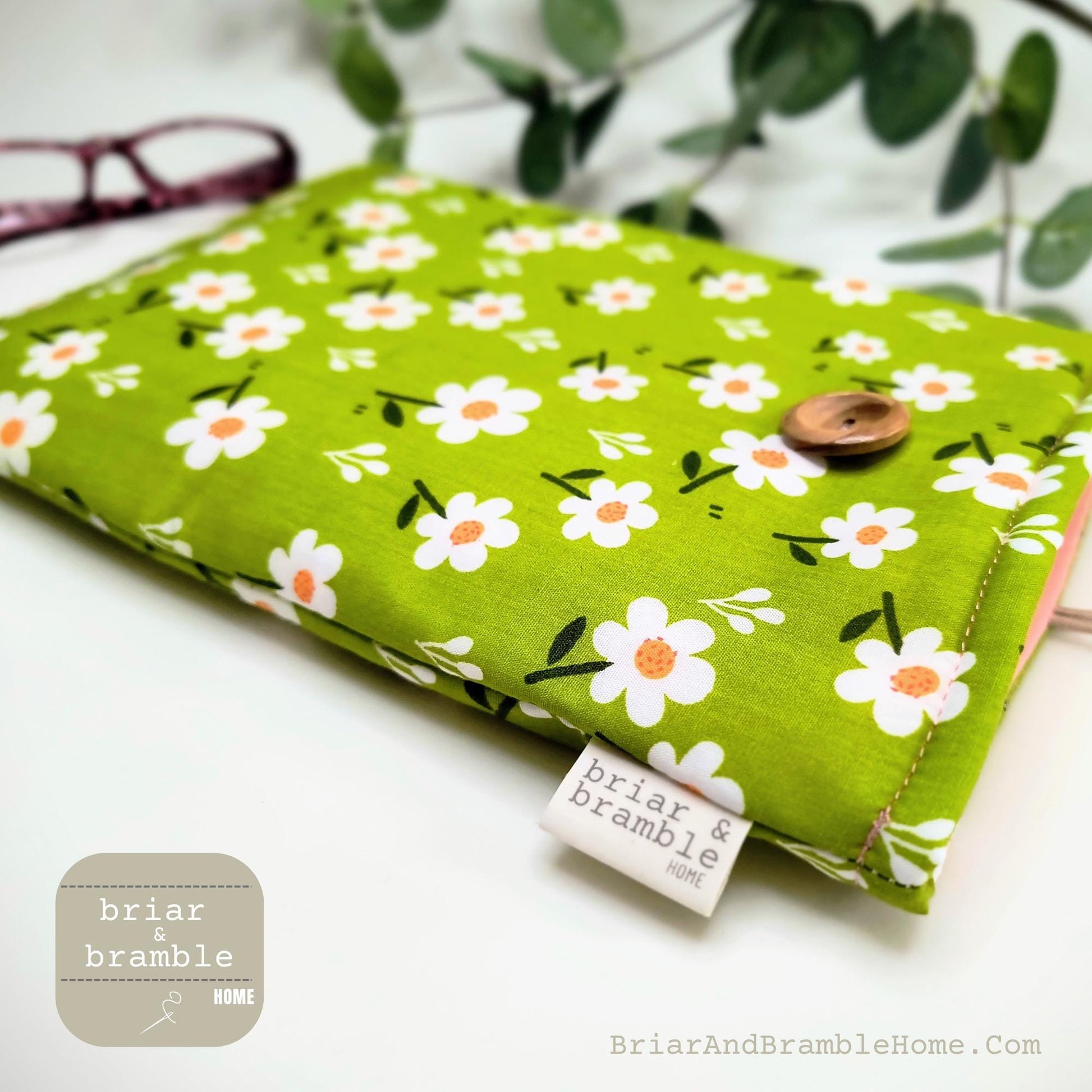 Daisy Print Padded Book Sleeve: Green Floral Cotton eReader Case