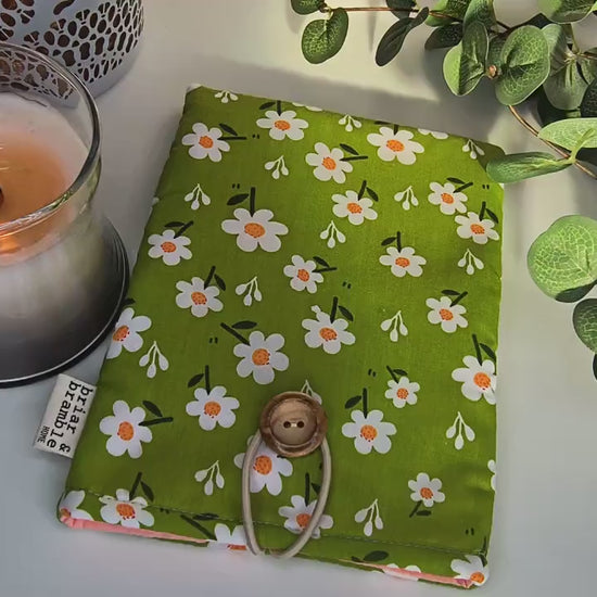 Daisy Print Kindle Paperwhite Sleeve: Bookish Reader Gift