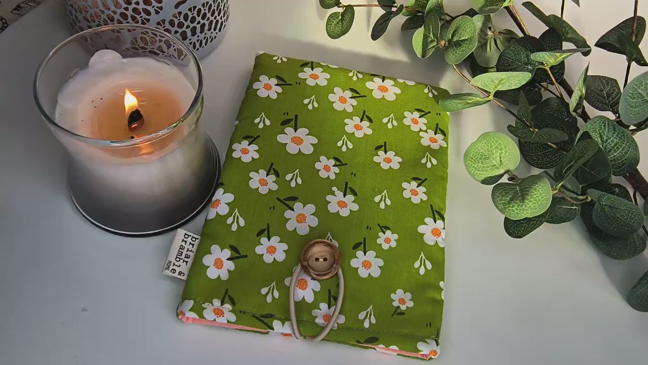 Daisy Print Kindle Paperwhite Sleeve: Bookish Reader Gift