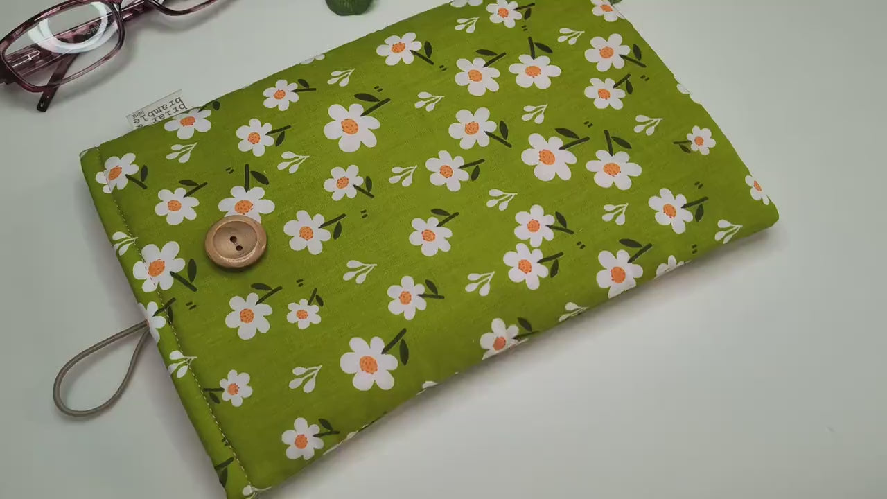 Daisy Print Padded Book Sleeve: Green Floral Cotton eReader Case