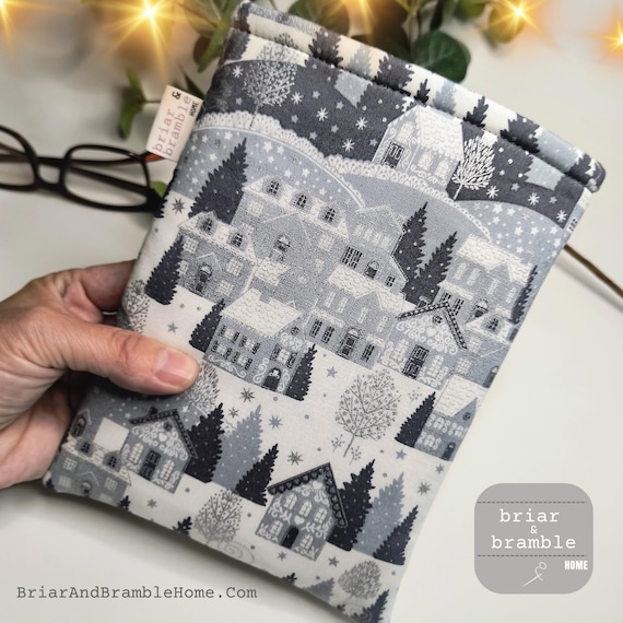 Winter Print Kindle Sleeve: Scandi Houses Scene eReader Pouch