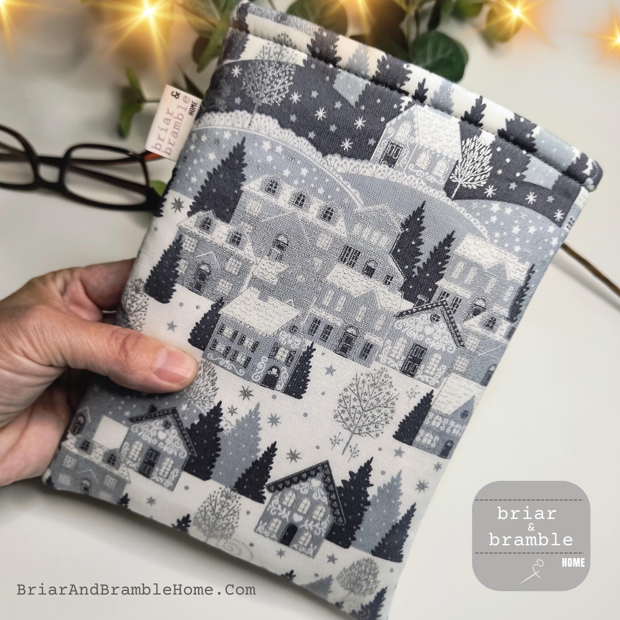 Winter Print Kindle Sleeve: Scandi Houses Scene eReader Pouch